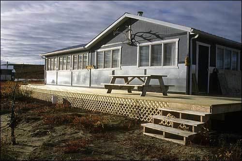 Peterson'S Point Lake Lodge Йеллоунайф Экстерьер фото